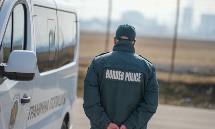 Хванаха "муле" с пари от телефонна измама на Дунав мост на път за Румъния